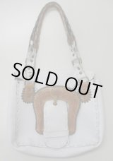 画像: 牛革バックル型花柄カービングハンドバッグ