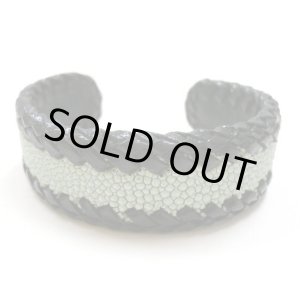 画像: 牛革×エイ革スティングレイレザーバングル　ライトブルー