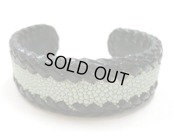 画像1: 牛革×エイ革スティングレイレザーバングル　ライトブルー