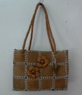 画像: 牛革パッチワークハンドバッグ　レザーフラワーチャーム付