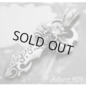 画像: ジルコニア付アラベスク彫り鍵型スカル トップ