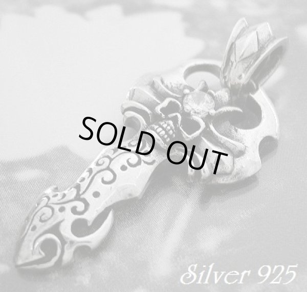 画像1: ジルコニア付アラベスク彫り鍵型スカル トップ