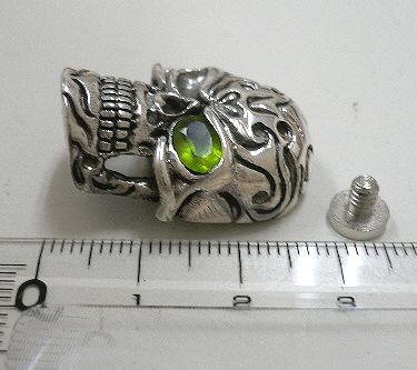 画像: ペリドット入りトライバルヘッドスカル　コンチョ　直径　28mm 