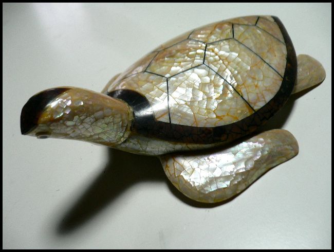 画像: ハンドメイド貝殻張り　ウミガメ置物　Lサイズ
