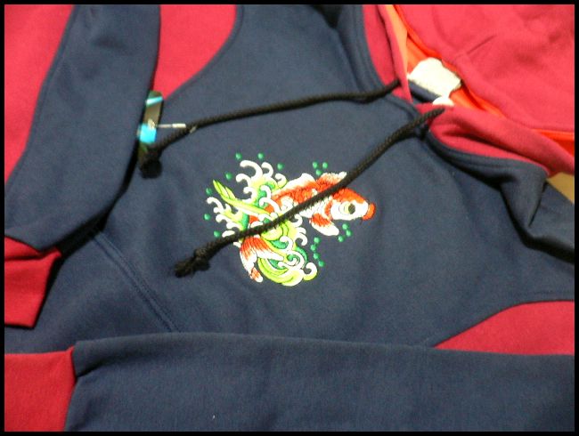 画像: 【アウトレット】裏起毛 鯉刺繍パーカー 紺赤/Lサイズ 