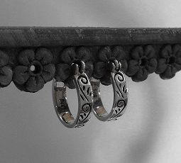 画像: シルバーピアス　唐草彫り