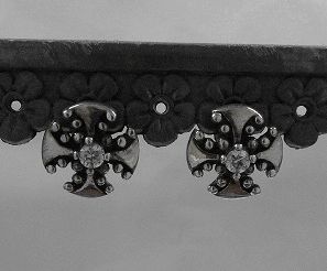 画像: シルバーピアス　ジルコニア付アイアンクロス