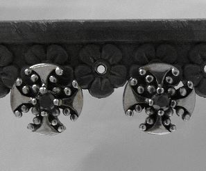 画像: シルバーピアス　ブラックジルコニア付アイアンクロス