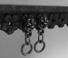 画像: シルバーピアス　百合紋リング