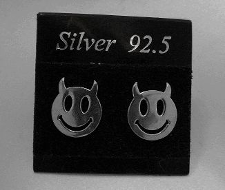 画像: シルバーピアス　小悪魔ニコちゃん