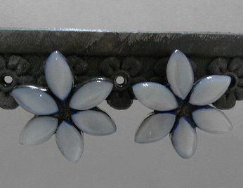 画像: シルバーピアス　お花ライトブルーシェル