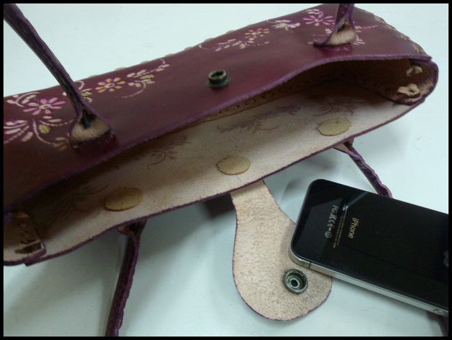 画像: 牛革花柄型押しハンドバッグ　エンジ