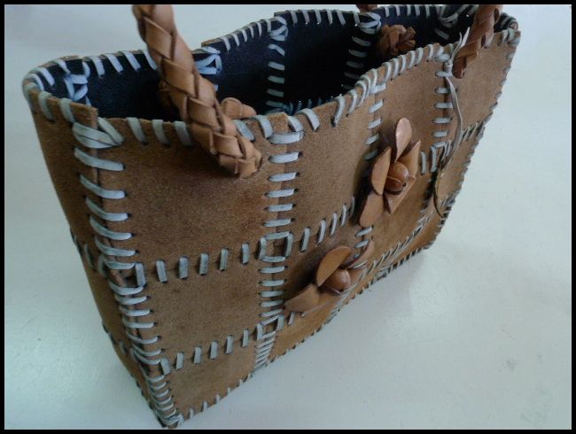 画像: 牛革パッチワークハンドバッグ　レザーフラワーチャーム付