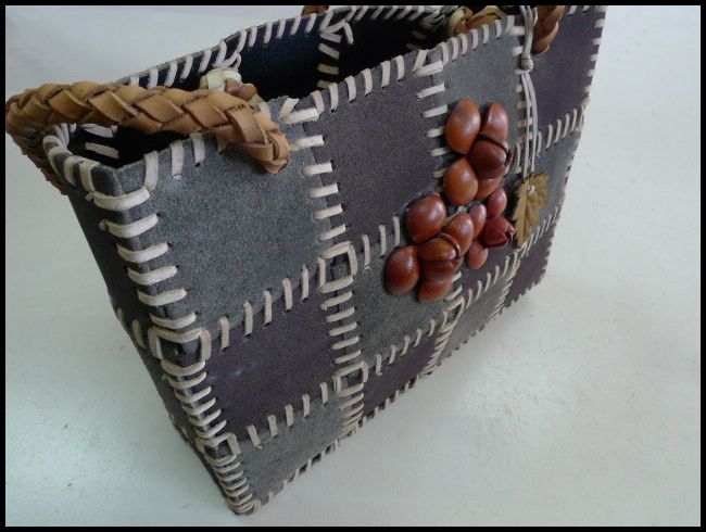 画像: 牛革パッチワークハンドバッグ　レザーフラワーチャーム付