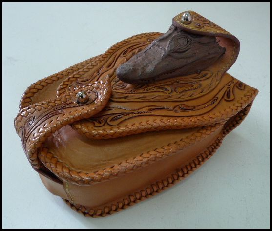 画像: 牛革カービングクロコダイル頭付き　メディスンバッグ　