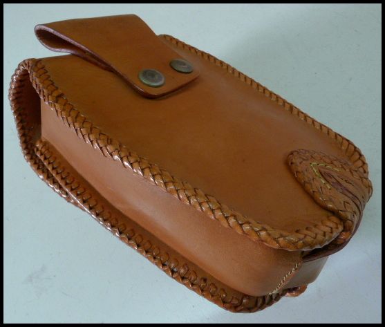 画像: 牛革カービングクロコダイル頭付き　メディスンバッグ　