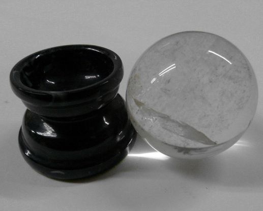 画像: 天然石水晶丸玉40mm置物 大理石台座付
