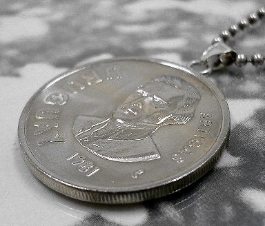 画像: ウルグアイ１０ペソ　コインペンダント　28mm